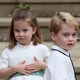 Princesa Charlotte e príncipe George durante o casamento da princesa Eugenie - AFP