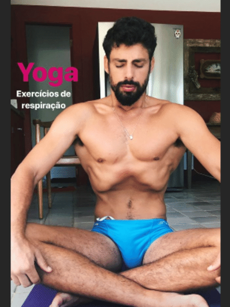 Cauã Reymond pratica yoga - Reprodução/Instagram