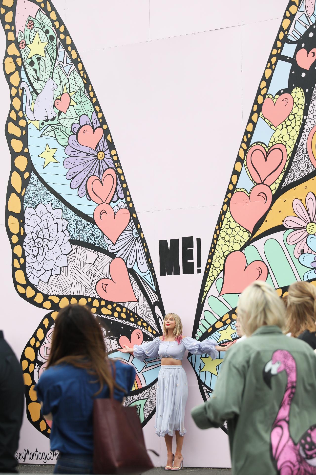 Taylor Swift pediu para a artista Kelsey Montague pintar um mural de borboleta em Nashville para divulgar sua nova música de trabalho, que será lançada amanhã - Leah Puttkammer/Getty Images