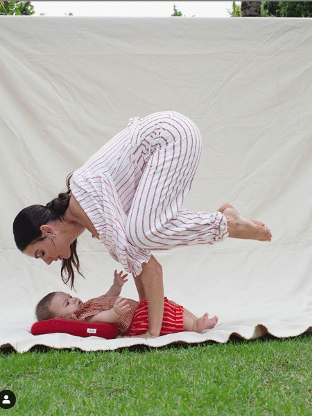 Isis Valverde faz pose de ioga em cima do filho - Reprodução/Instagram