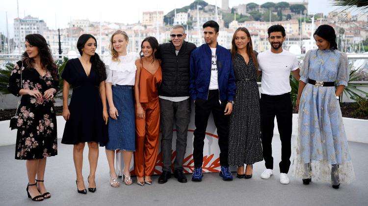 O diretor Abdellatif Kechiche com o elenco de seu filme "Mektoub, My Love : Intermezzo", no Festival de Cannes 2019 - Christophe Simon/AFP - Christophe Simon/AFP
