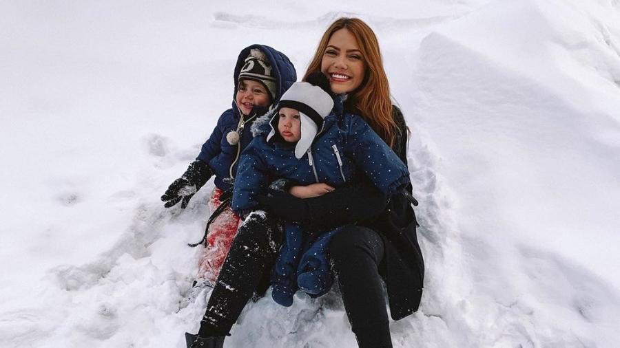 Sarah Poncio e Jonathan Couto levam filhos para curtir neve no Chile - reprodução/Instagram
