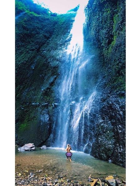 Domi Becker toma banho de cachoeira pelada - Reprodução/Instagram