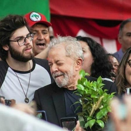 Lula ao lado do neto Thiago Trindade em Curitiba, após sua libertação - Reprodução/Twitter