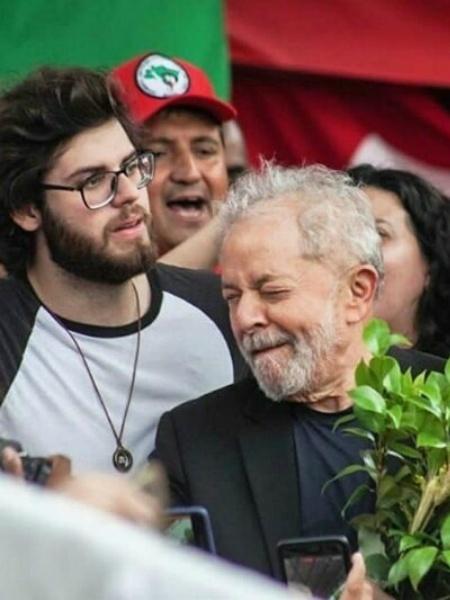 Lula ao lado do neto Thiago Trindade nesta sexta-feira (8) - Reprodução/Twitter