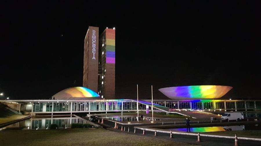 Congresso iluminado com as cores da bandeira LGBTQ+