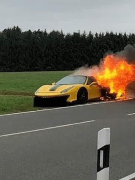 Ferrari pegou fogo no meio de estrada na Alemanha; dono escapou por pouco - Reprodução