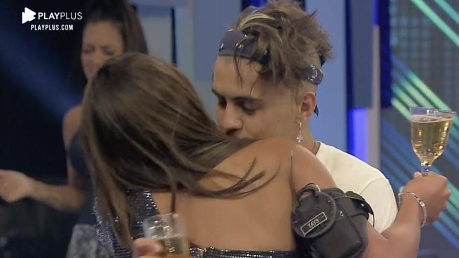 A Fazenda 2020: Biel  e Tays trocam beijos em festa - Reprodução/Playplus