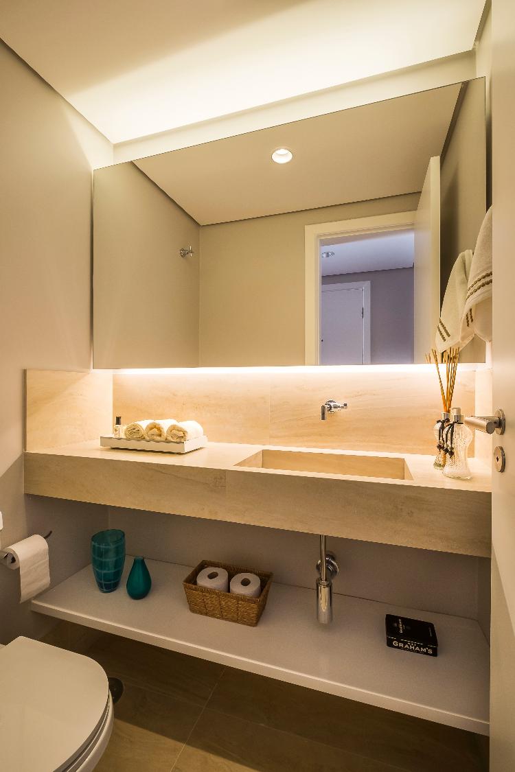 Fitagem de LED é comumente usada em banheiros para a iluminação do espelho - Estúdio São Paulo - Estúdio São Paulo