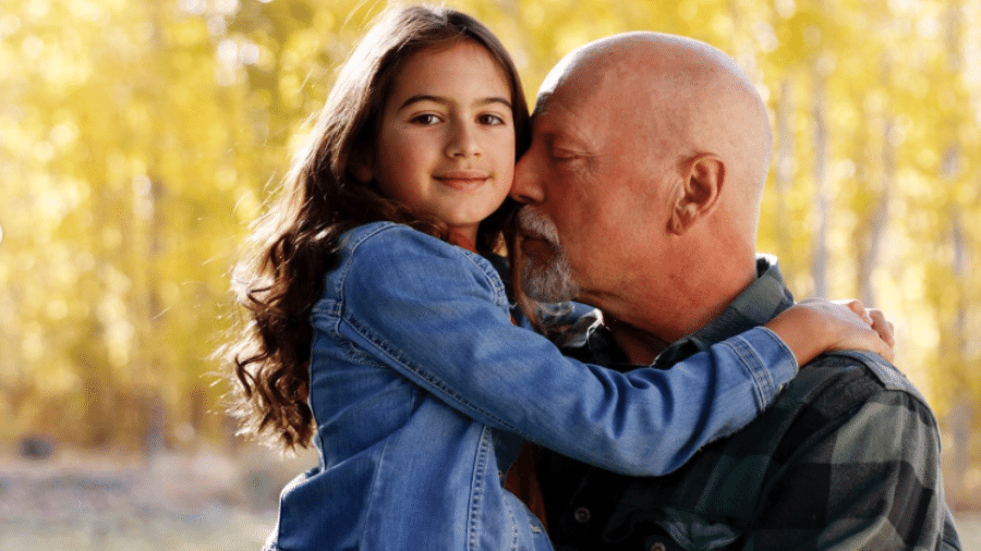 Bruce Willis aparece ao lado da filha em foto - Belathee/Instagram