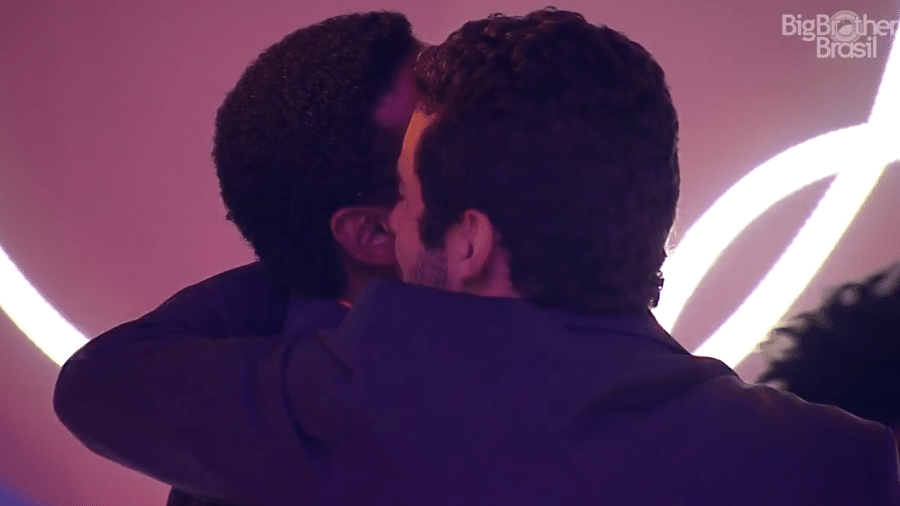 BBB 22: Pedro Scooby e Paulo André se abraçam - Reprodução/Globoplay