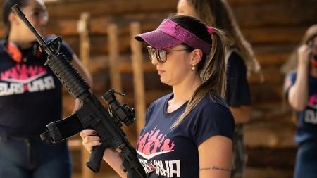Mulheres se armam por segurança, empoderamento e atração pela pólvora
