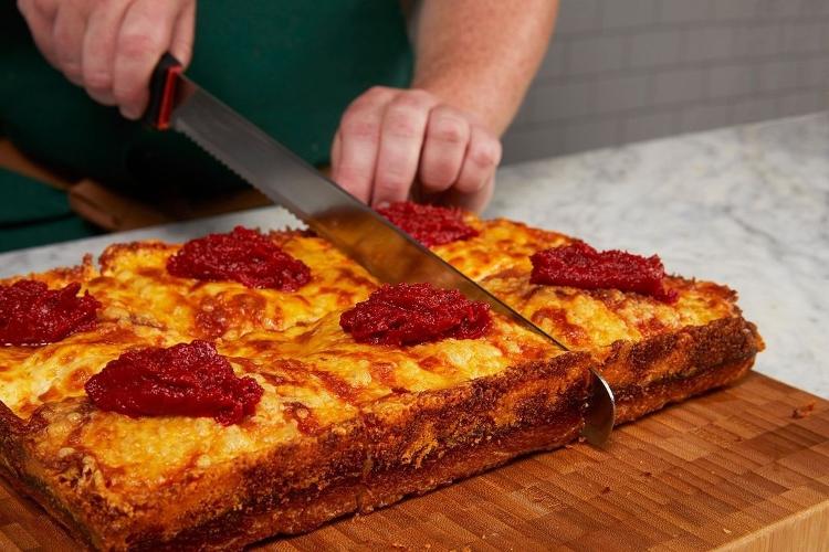 Red-Top Pizza, Detroit style, by Modernist Pizza - Reproduction/Instagram - Reproduction/Instagram