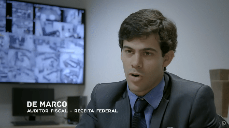 O delegado da Receita Federal no aeroporto de Guarulhos, Mario de Marco Rodrigues de Sousa, já apareceu no reality "Aeroporto - Área Restrita" - Reprodução