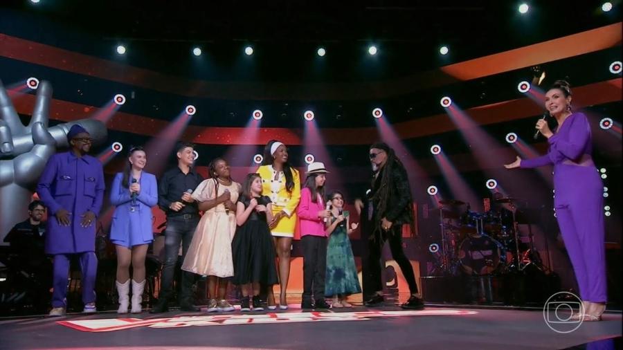 Técnicos reunidos com os seis finalistas do The Voice Kids 2023 - Reprodução/ Globoplay/ TV Globo