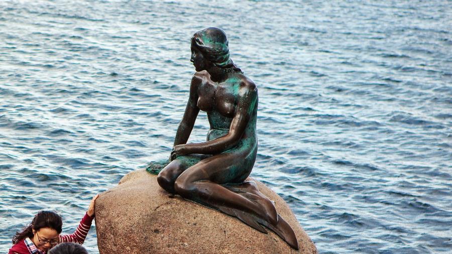 Estátua da Pequena Sereia, em Copenhage, na Dinamarca