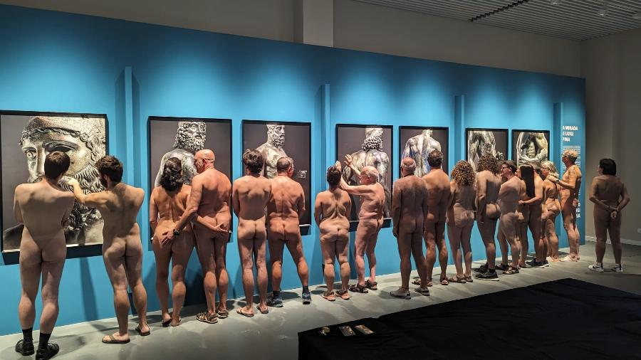 Nudistas participam de sessões especiais no Museu Arqueológico da Catalunha (MAC), de Barcelona