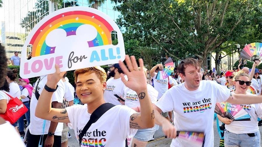 'Nós somos a magia': cena do desfile Pride, em Orlando
