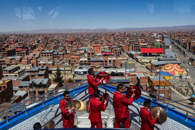 Músicos tocam no alto do cholet "El Crucero de los Andes"