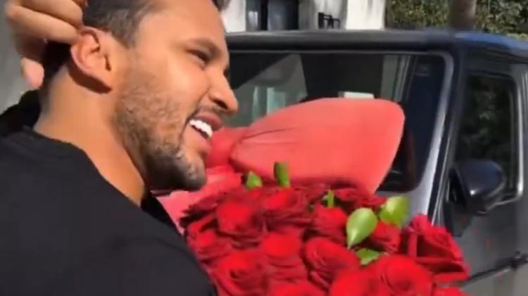 Lucas Guimarães também ganhou um buquê de rosas como presente do Dia dos Namorados