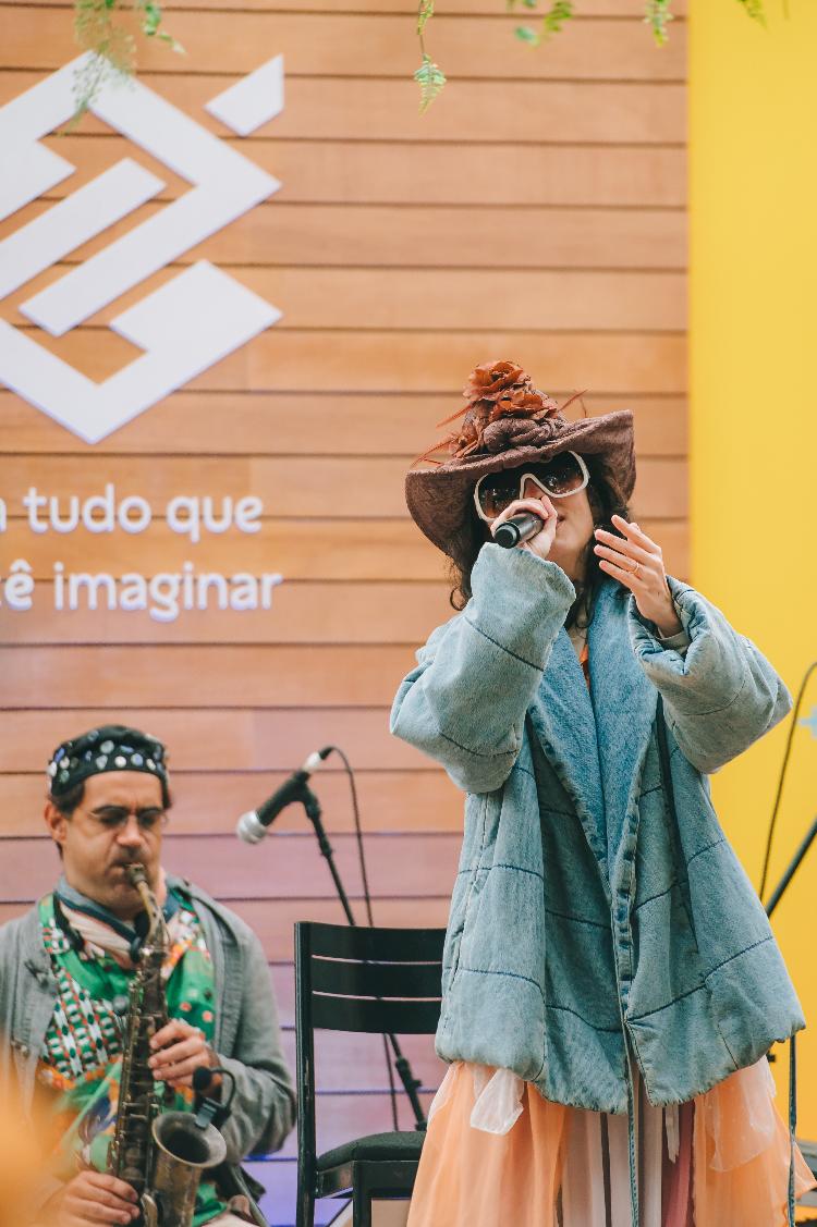 Mãeana cantou João Gilberto no show que fez no festival Turá, no domingo (30), em São Paulo
