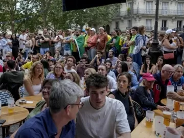 Conhecidos pelo mau humor, garçons franceses são elogiados por brasileiros