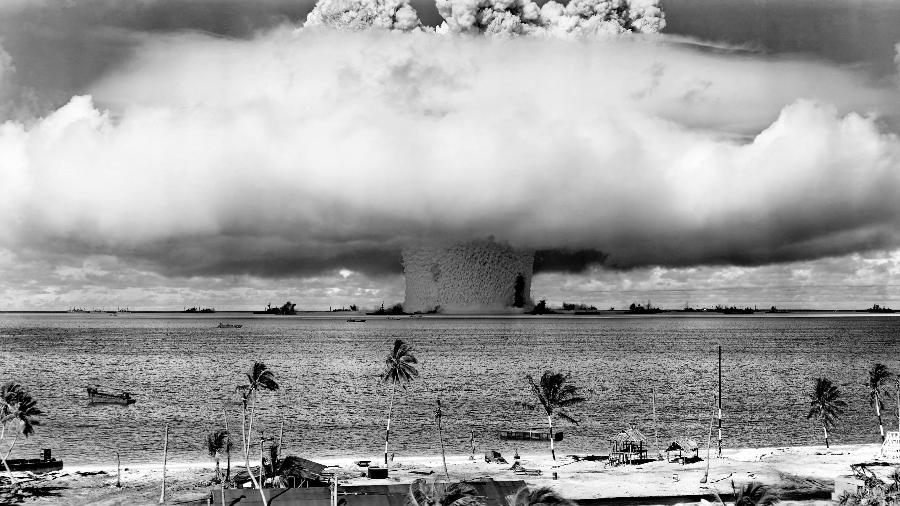 A explosão de uma bomba nuclear lançada pelos EUA em 25 de julho de 1946 no Atol de Bikini, nas Ilhas Marshall  - Pictures from History/Pictures from History/Universal 