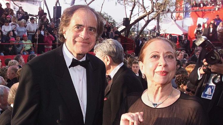 Fernanda Montenegro ao lado do produtor Arthur Cohn no Oscar 1999