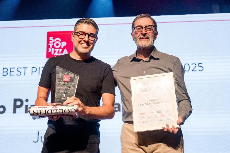 André Guidon, chef-pizzaiolo da Leggera Pizzeria Napoletana, recebe prêmio de 1° lugar da América Latina André Guidon, chef-pizzaiolo da Leggera Pizzeria Napoletana, recebe prêmio de 1° lugar da América Latina