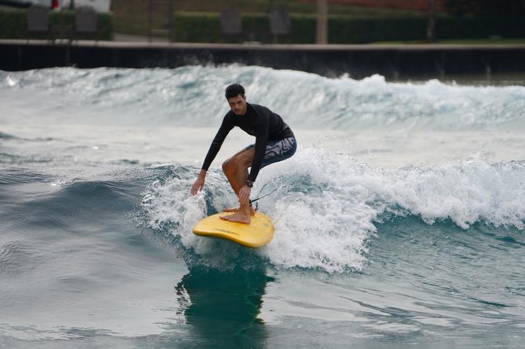 Primeiro você começa, depois melhora: na segunda vez na piscina de ondas, testei as de níveis maiores