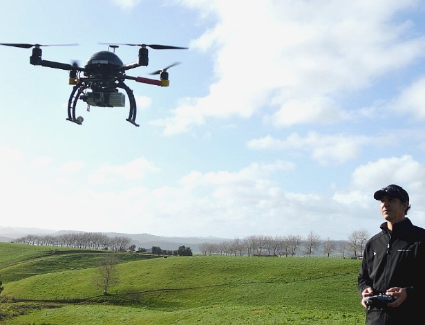 6.jul.2015 - Engenheiro aeronáutico Coenraad Brand testa drone em Raglan, na NZ - Naomi Tajitsu/Reuters