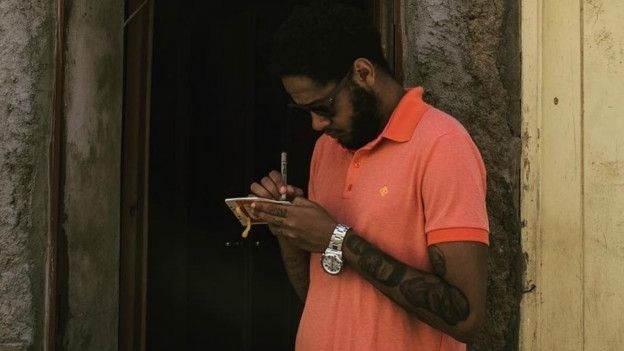 O cantor Emicida em Cabo Verde, na África - Divulgação