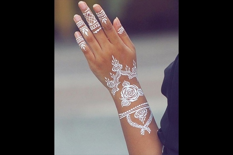 Tatuagem branca - Reprodução/Instagram @karma_flashtattoos