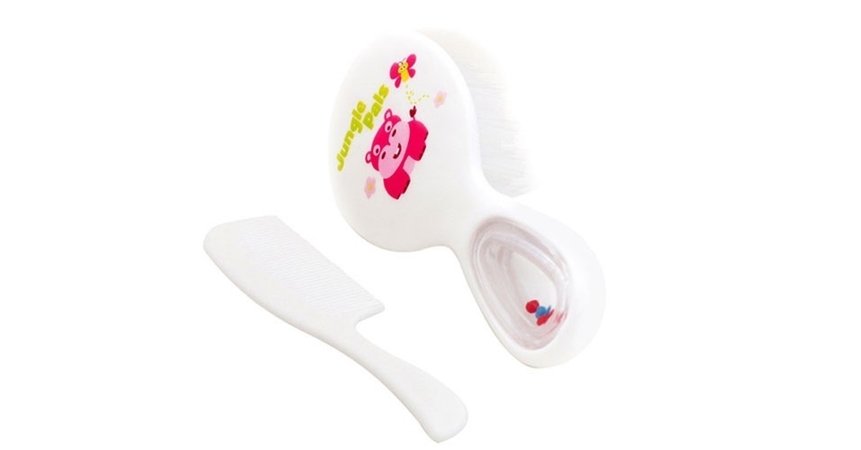 Kit com pente e escova, da Maxybaby, à venda no Submarino (www.submarino.com.br). Na parte de trás da escova, um chocalho chama atenção do bebê. R$ 21,99. Preço pesquisado em outubro de 2015 e sujeito a alterações - Divulgação