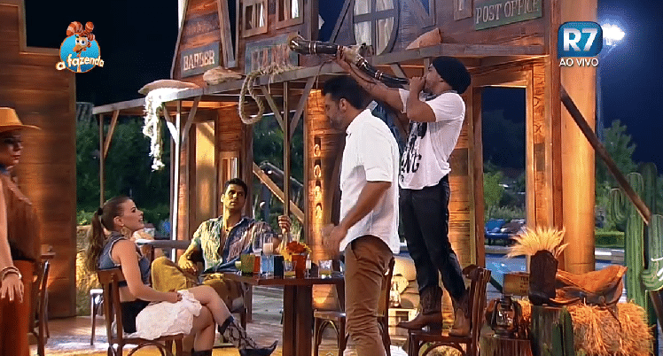 19.nov.2015 - Os peões se divertiram com um berrante - Reprodução/Record