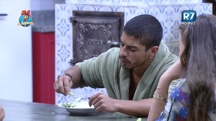 24.nov.2015 - "Quando eu fui o fazendeiro da semana, a Ana Paula e o Luka me disseram para colocar você e o Marcelo nas aves e na horta, porque vocês iam sentir dores na coluna, já que são muito altos. Eu sei que eu também fui errado. E eu me senti mal", confessou o ex-ator de Malhação para JP - Reprodução/Record