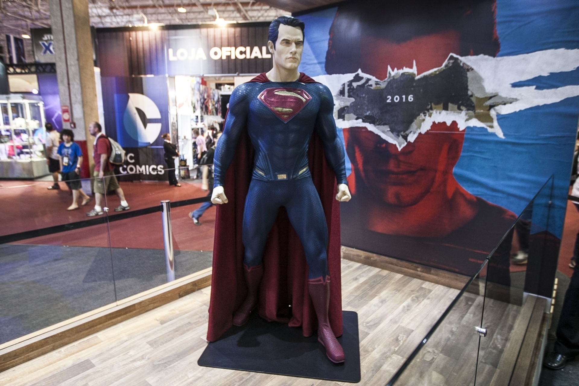 3.dex.2015 - Estátua do Superman exposta na Comic Con Experience 2015, no Centro de Exposições São Paulo Expo - Lucas Lima/UOL