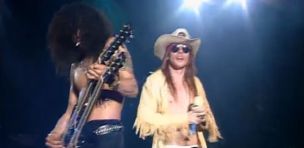 Axl Rose e Slash durante show do Guns N" Roses em Tóquio, no Japão, em 1992 - Reprodução
