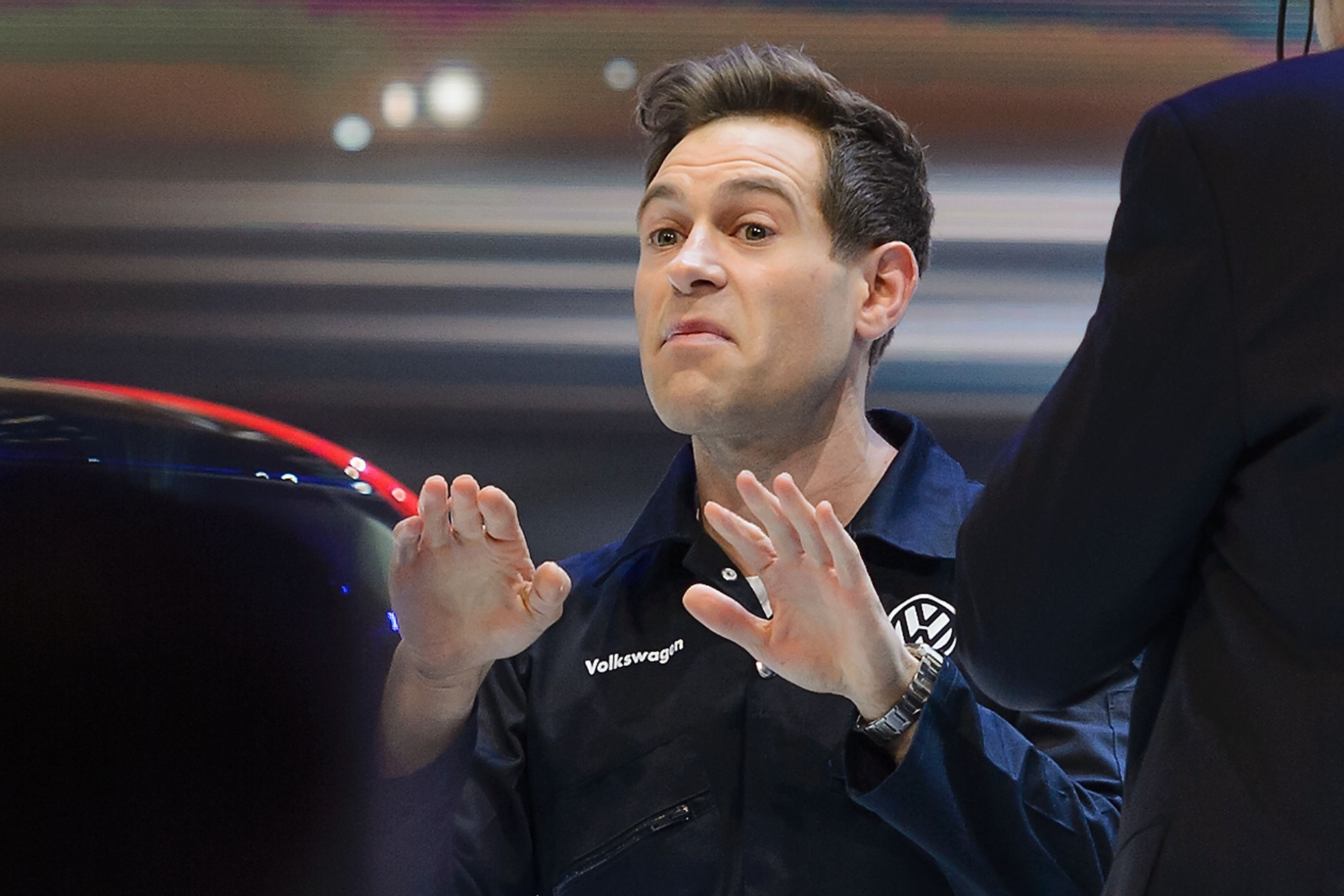 Comediante Simon Brodkin invade coletiva da Volkswagen no Salão de Genebra 2016 - Fabrice Coffrini/AFP