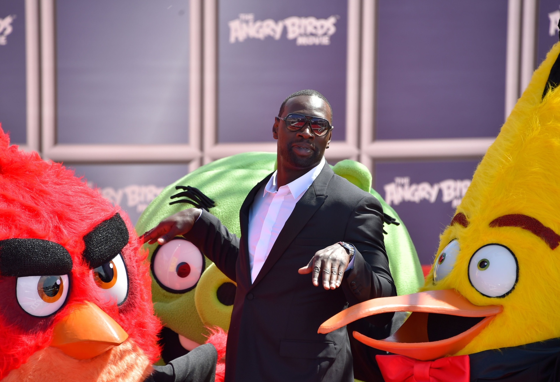 10.Mai.2016 - O ator Omar Sy, que dubla o personagem Red na versão francesa. aparece desnibido ao lado dos personagens de "Angry Birds" no Festival de Cannes 2016 - REUTERS/Yves Herman