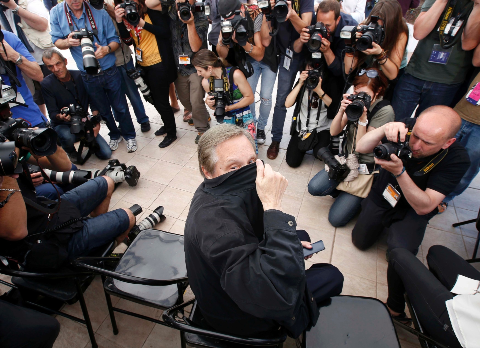 18.mai.2016 - Diretor dos clássicos "O Exorcista" e "Operação França", William Friedkin brinca e se esconde dos fotógrafo durante sua masterclass no Festival de Cannes 2016 - REUTERS/Eric Gaillard