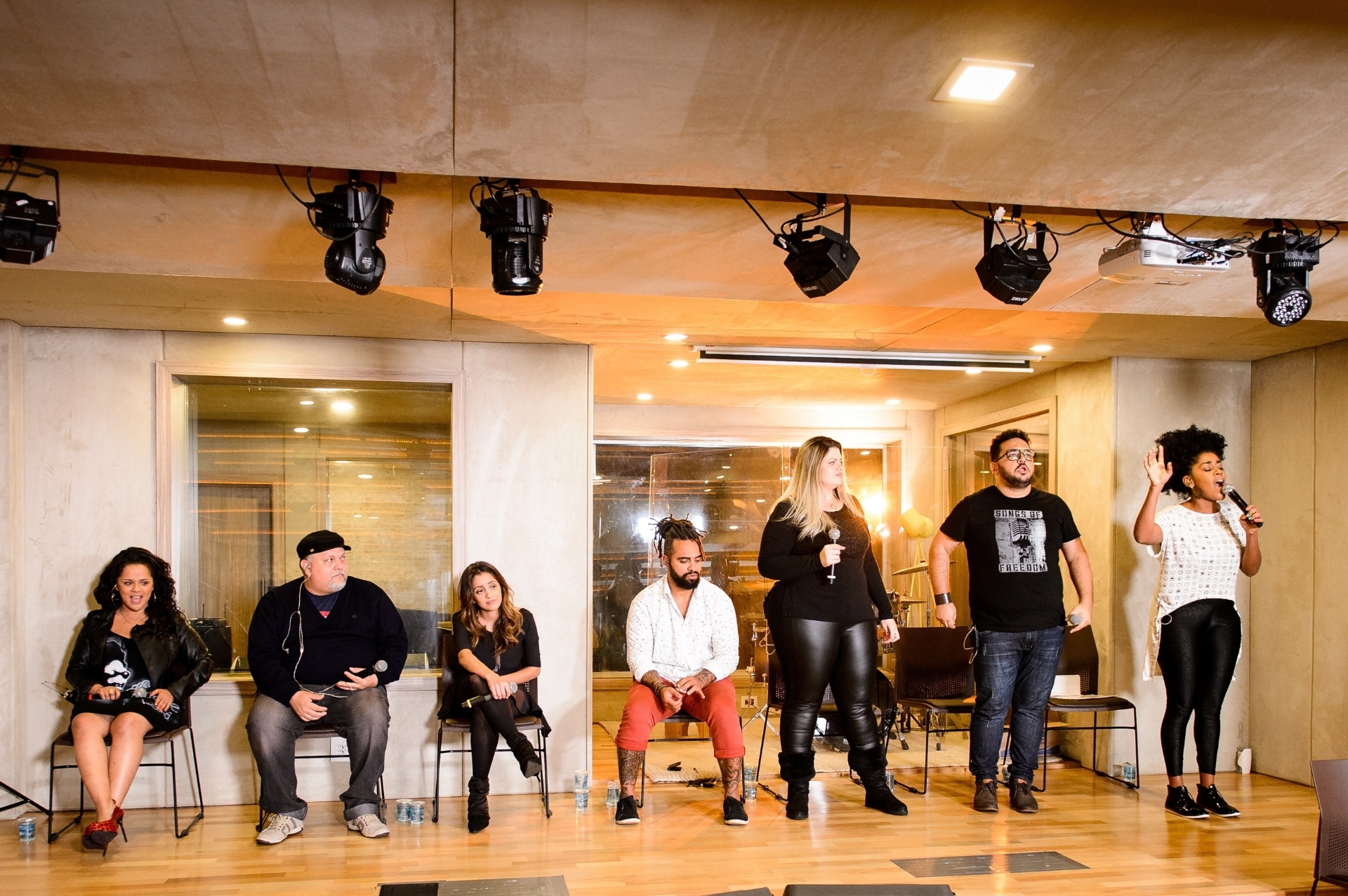 1.jul.2016 - Participantes do "Iluminados" fazem ensaio geral para o quadro do "Domingão do Faustão" - Divulgação/TV Globo