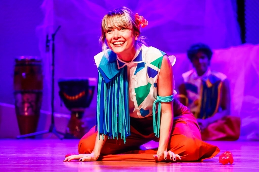 05.ago.2016 - A atriz Maria Casadevall na peça "Haiti Somos Nós", na Galeria Olido, centro de São Paulo - Edson Lopes Jr. /UOL