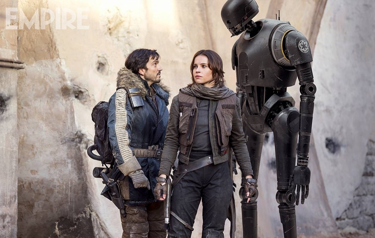 Em imagem de "Rogue One: Uma História Star Wars" divulgada pela revista "Empire", a protagonizta Jyn Erso (Felicity Jones) aparece em Jedha, local sagrado para os Jedis e os seguidores da Força. O capitão Cassian Andor (Diego Luna) e o droide K-2SO acompanham a heroína - Reproduçãp/Empire