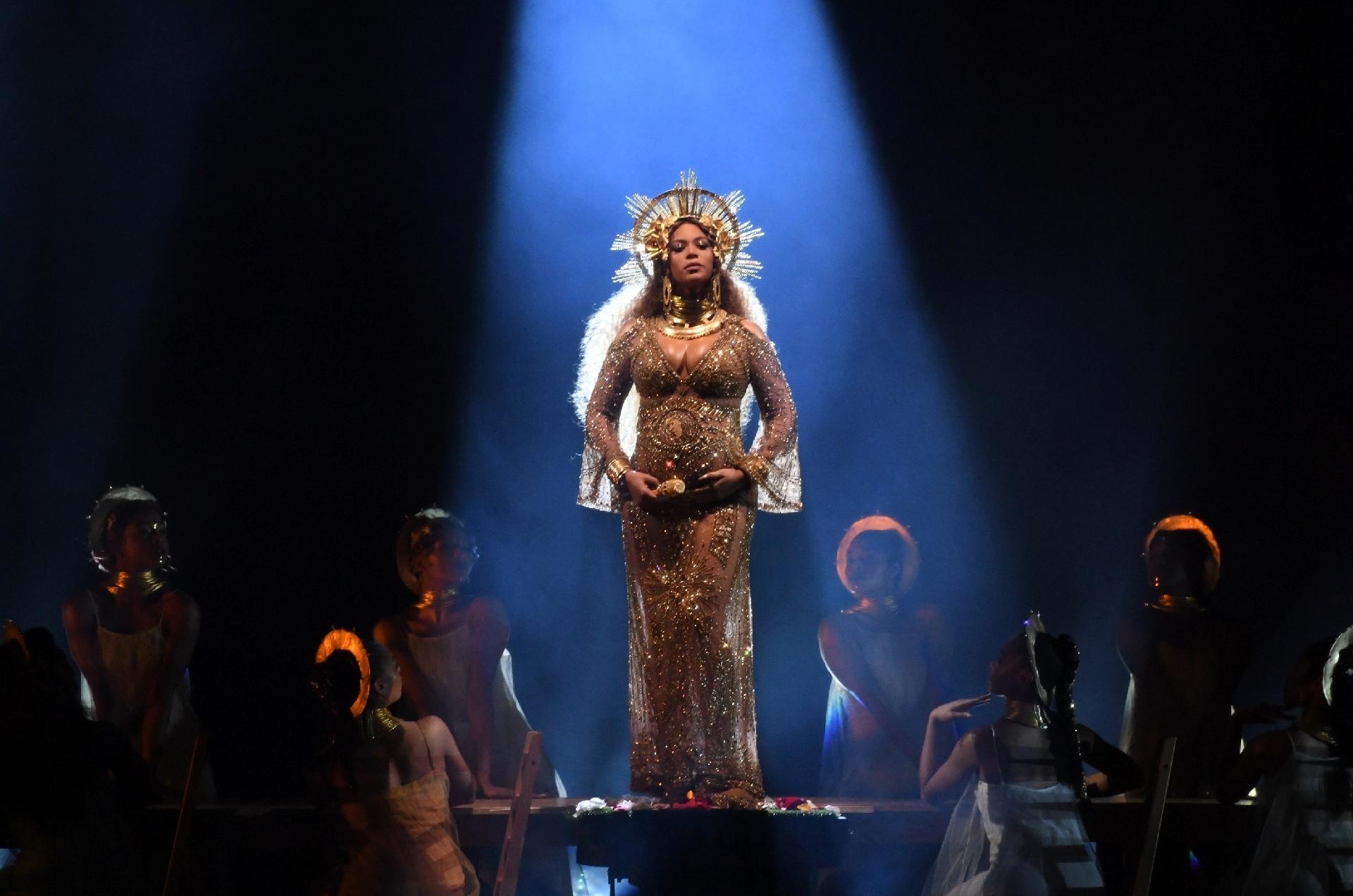 Beyoncé se apresenta no palco do Grammy Awards 2017, no Staples Center, em Los Angeles - Getty Images