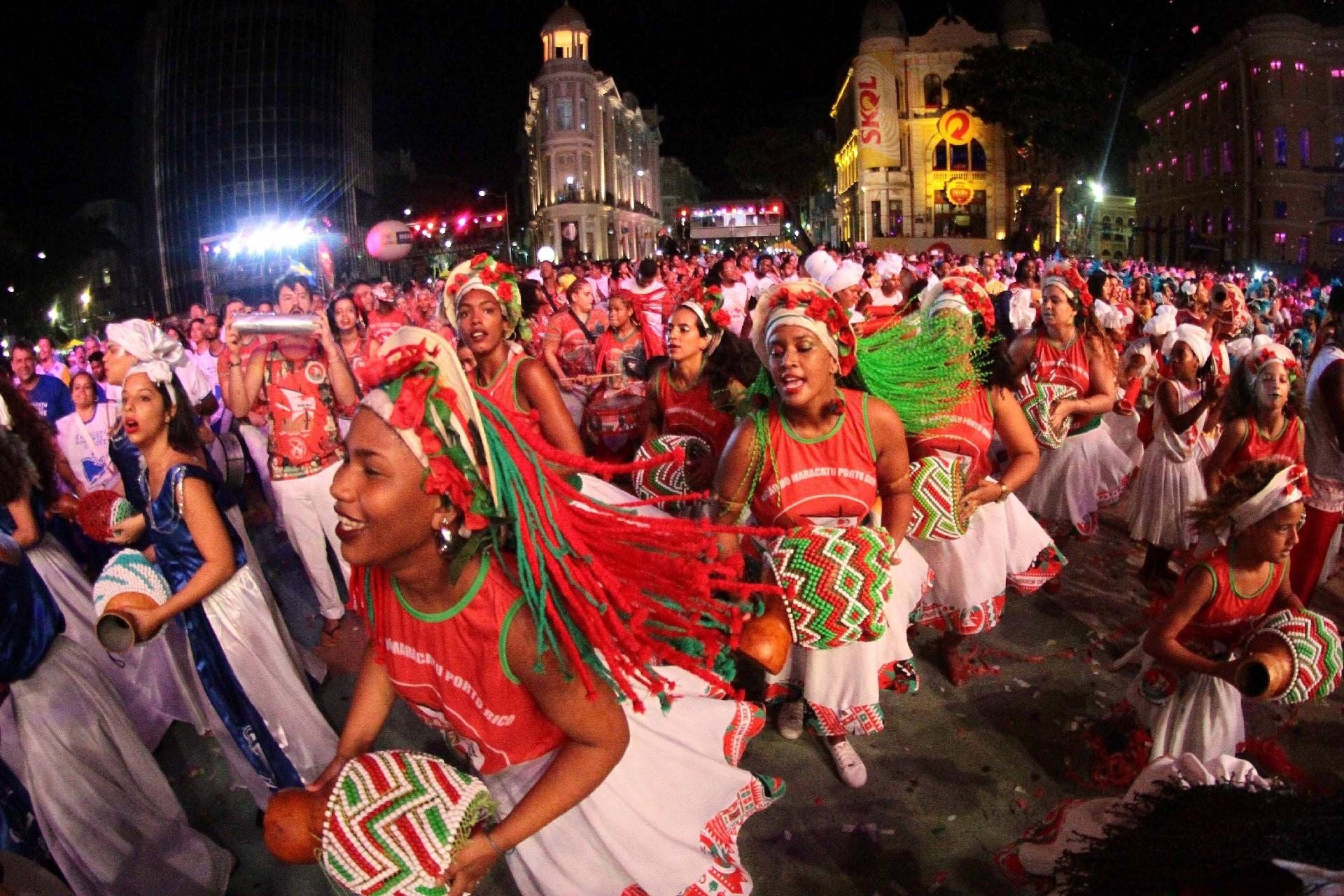 Homenagem a Naná Vasconcelos no Marco Zero reúne dezenas de nações de maracatu e abre oficialmente o Carnaval do Recife - Marlon Costa/Futura Press/Estadão Conteúdo