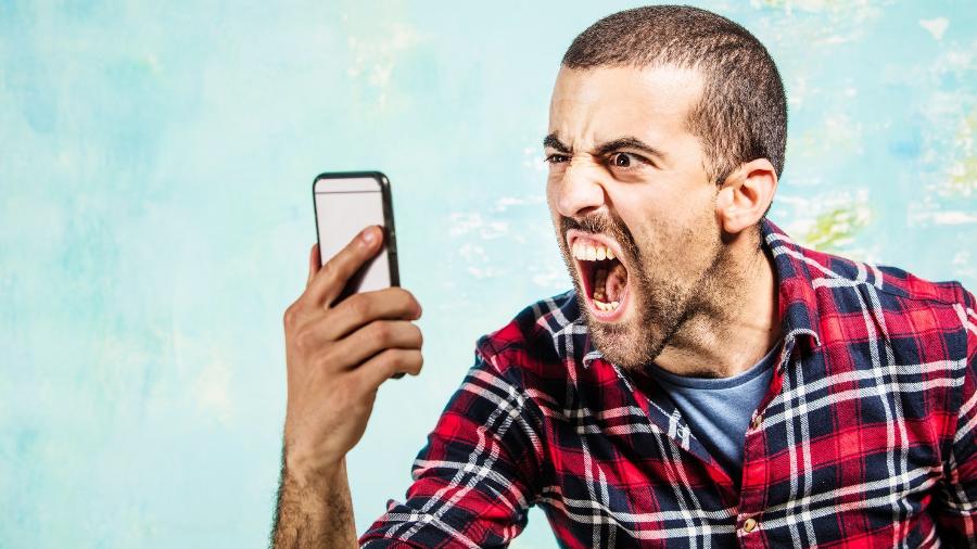 Homem gritando com o celular - Getty Images