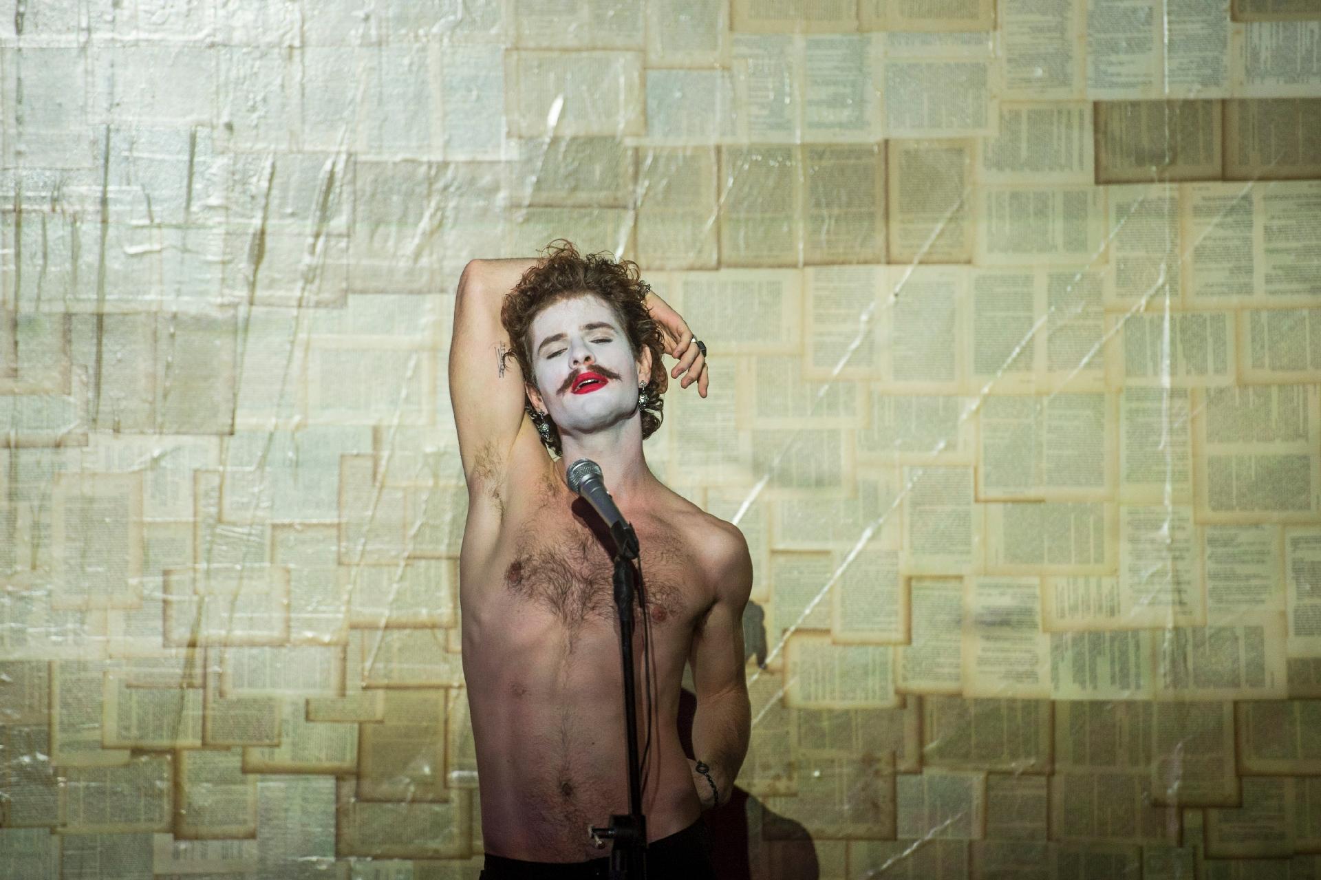 Leon (Mauricio Destri) faz performance numa boate em "Os Dias Eram Assim" - Mauricio Fidalgo/TV Globo