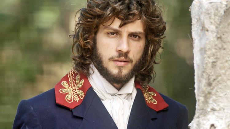 Joaquim (Chay Suede) se surpreende com flagra em "Novo Mundo" - Reprodução/GShow - Reprodução/GShow