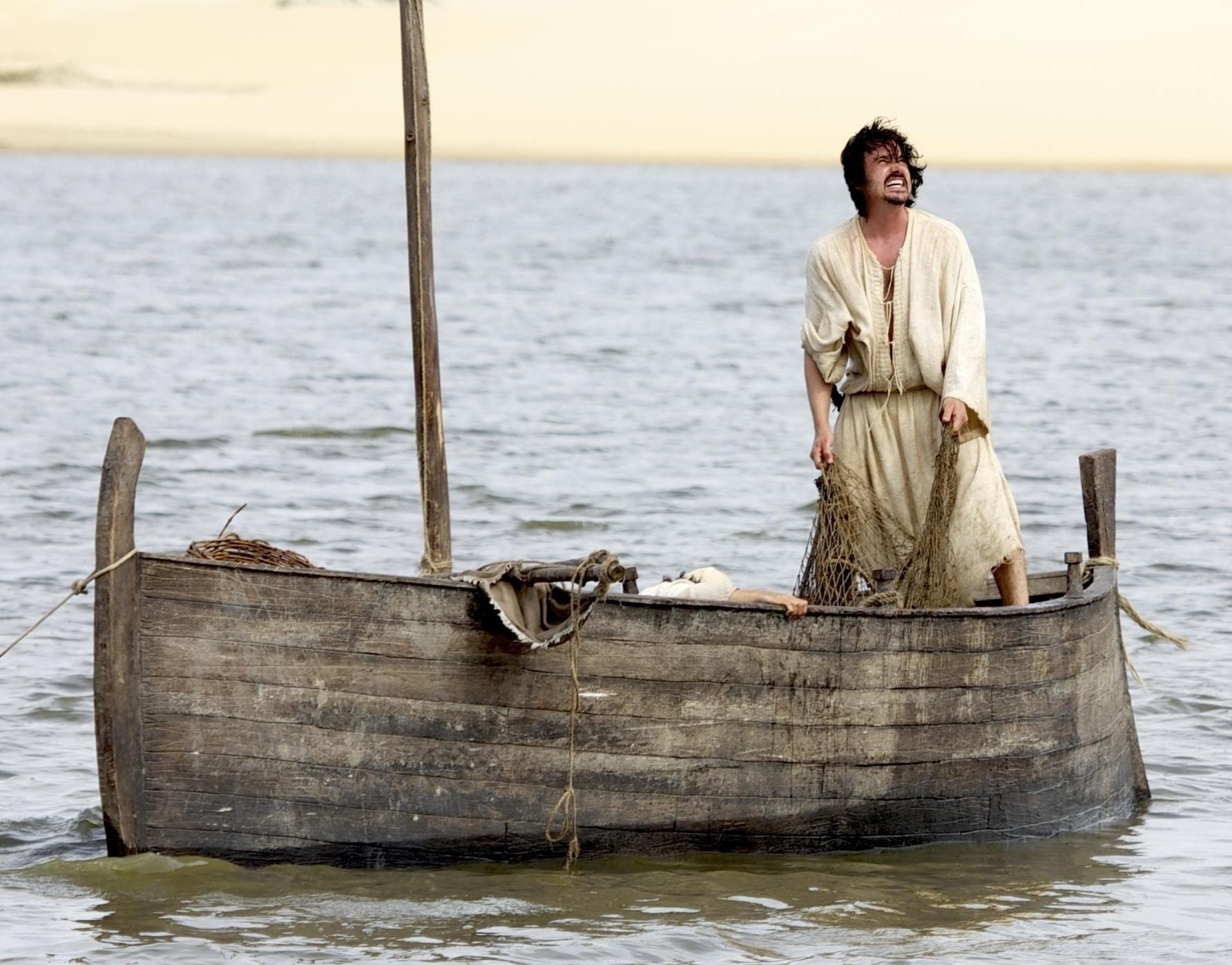 O primeiro episódio da série "Milagres de Jesus", escrito por Vivian de Oliveira, conta como o pescador Simão (Caio Junqueira) se tornou discípulo de Jesus, passando a se chamar Pedro - Chico Rasta/Divulgação/Record